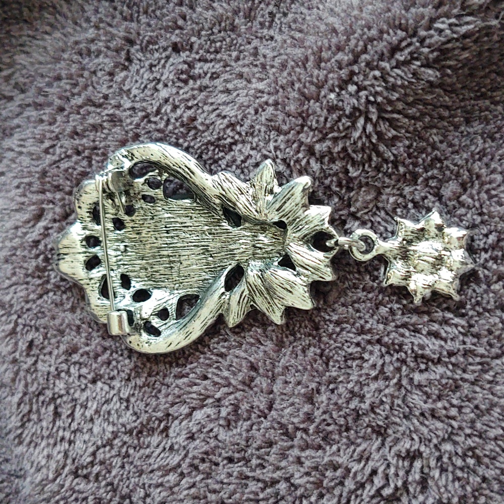 Elegant Blue Cameo Brooch - Picture 2 of 3